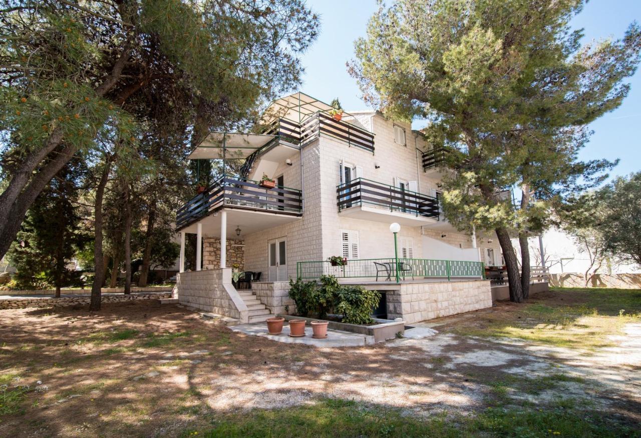 Apartments Pinija Supetar Exterior foto